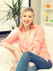 Obraz premium happy and smiling woman