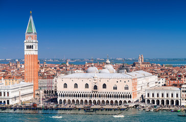 Fototapeta na wymiar Stunning view of St Mark Square in Venice on a sunny day