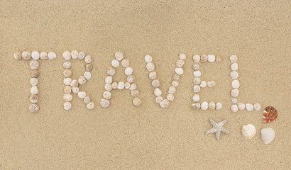 Fototapeta na wymiar Wort TRAVEL aus Schneckenhäuschen im Sand