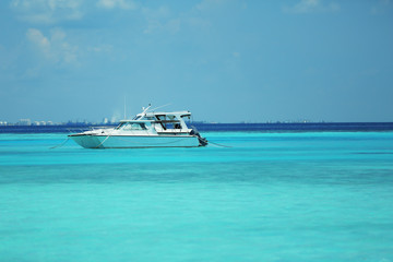 Fototapeta na wymiar Yacht over ocean water background