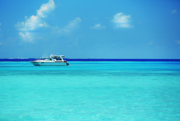 Obraz premium Yacht over ocean water background