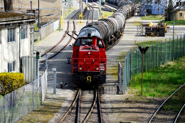 Diesellokomotive mit Waggons am Güterbahnhof