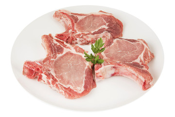 côtelettes de porc crues sur fond blanc