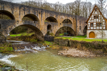 Fototapeta premium Fachwerkhaus und altes Viadukt an der Tauber bei Rothenburg