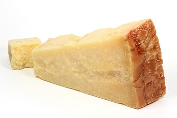 italienischer Grana Padano Käse isoliert auf weißem Hintergrund