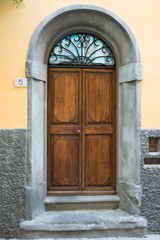 Porta in legno, ingresso vecchia casa signorile
