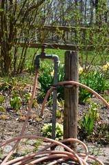Wasserhahn mit Gartenschlauch zur Bew&auml;sserung