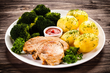 Steak, boiled potatoes and vegetables