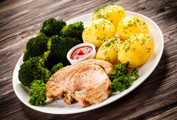 Steak, boiled potatoes and vegetables
