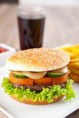 Hamburger mit Pommes Frites und Getränk
