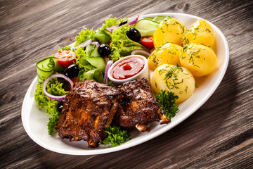 Grilled ribs with vegetables