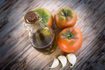 Olio d'oliva, pomodori e aglio,cucina mediterranea