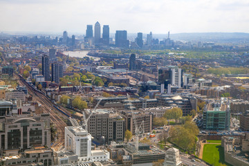 Fototapeta na wymiar LONDON, UK - APRIL 22, 2015: City of London and Canary Wharf