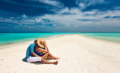 Fototapeta na wymiar Couple in blue on a beach at Maldives