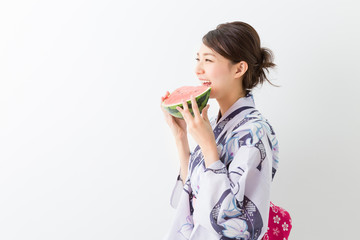 浴衣を着た女性　スイカ
