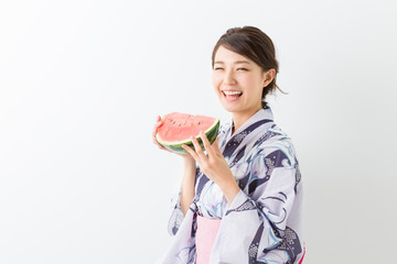 浴衣を着た女性　スイカ
