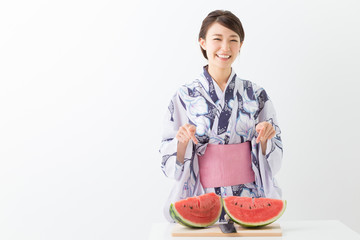 浴衣を着た女性　スイカ