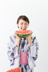 浴衣を着た女性　スイカ