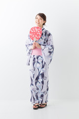浴衣を着た女性　全身