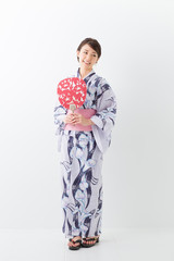 浴衣を着た女性　全身