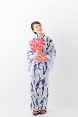 浴衣を着た女性　全身
