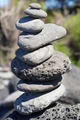 sculpture de galets superposés en équilibre