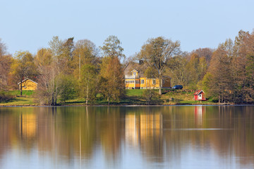 Fototapeta na wymiar Houses on the hill by the lake