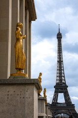 Fototapeta na wymiar Place du Trocadéro, goldene Statuen