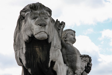 Löwe auf Brücke über Seine, Paris