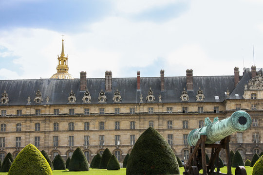 Mus&eacute;e de l&rsquo;Arm&eacute;e mit Invalidendom und Kanone