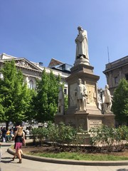 Milano, piazza della Scala - Monumento a Leonardo da Vinci