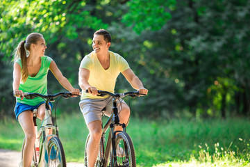 Obraz premium Couple on bicycles