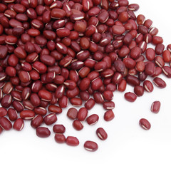 fagioli rossi adzuki su sfondo bianco