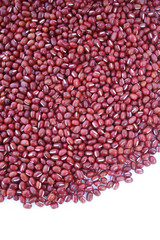 fagioli rossi adzuki su sfondo bianco