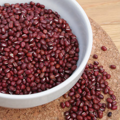 ciotola di fagioli rossi adzuki su tavolo di legno