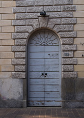 vecchia porta a forma di arco