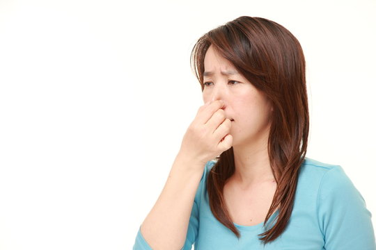 悪臭にうんざりする女性