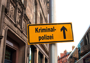 Fototapeta na wymiar Strassenschild 44 - Kriminalpolizei