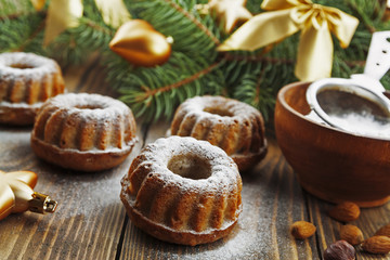 Cupcakes with powdered sugar