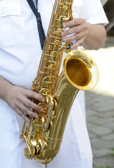 Obraz premium Adult male playing a tenor saxophone