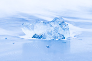 Obraz premium Ice on ice beach with water wave in Jokulsarlon, Iceland