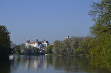 Fototapeta na wymiar Schloss Neuburg über der Donau