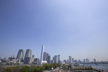 Fototapeta na wymiar 晴海埠頭から開発が進む東京ベイエリア（建設中の高層ビルとマンション）を臨む