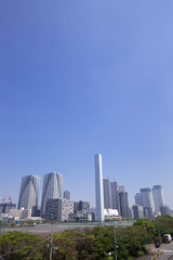 Fototapeta na wymiar 開発が進む東京ベイエリア（建設中の高層ビルとマンション）