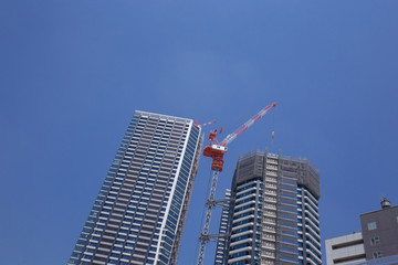 Fototapeta premium 開発が進む東京ベイエリア（建設中の高層ビルとマンション）を記録した工業・建設イメージ