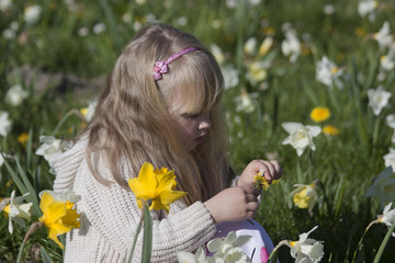 Obraz na płótnie Canvas Little girl in spring sunny park