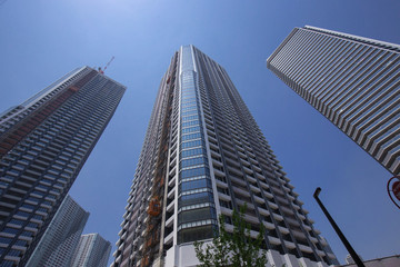 Fototapeta na wymiar 建設中の高層ビルとマンション（東京ベイエリア）