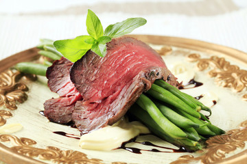 Roast beef and string beans