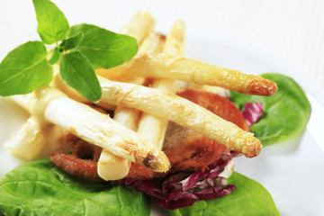 White asparagus with crispy bread