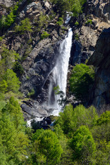 Cascata primaverile durante il disgelo